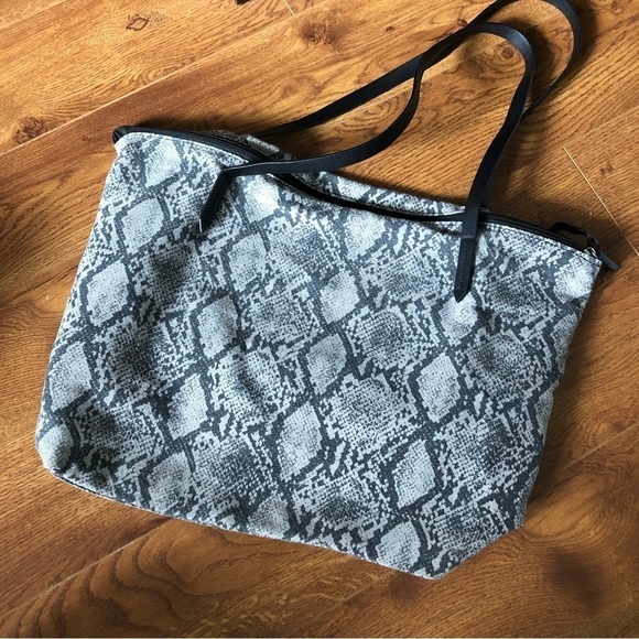 Large gray snake skin zippered tote bag - Picture 1 of 3